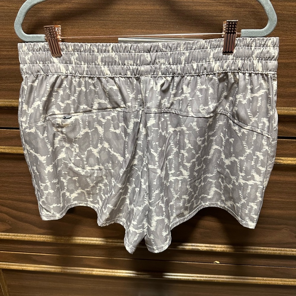 NWT Vuori Dash Short Size XL - Picture 4 of 5